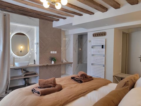 Bed, Living room, Photo of the whole room, Seating area, Bedroom