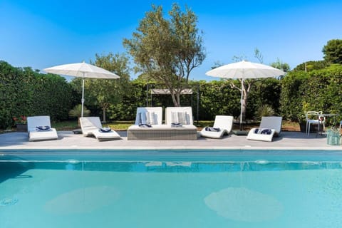 Swimming pool, sunbed