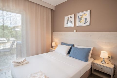 Bed, Photo of the whole room, Decorative detail, Bedroom, towels