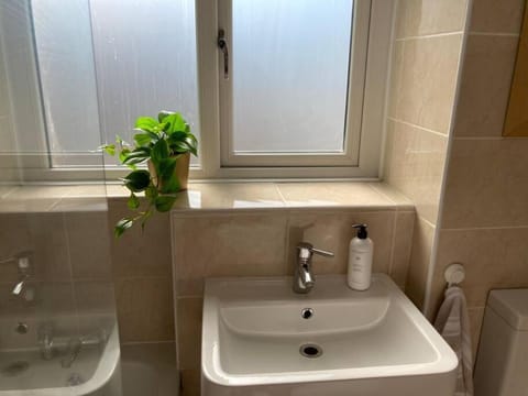 Comfy 1 bedroom flat with free parking Apartment in Glasgow