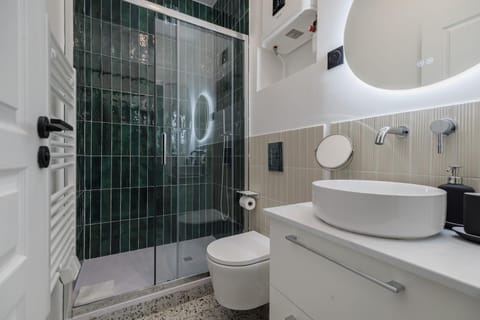 Shower, Toilet, Bathroom, Bath, towels