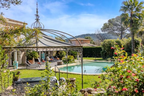 Villa Novalya avec piscine, jacuzzi et pétanque pour 10 personnes Villa in Hyères