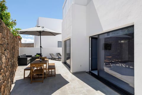 Property building, Balcony/Terrace, Living room