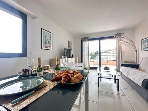 Luxurious 3 Rooms, Pool, Bnbrickeys Apartment in Monaco