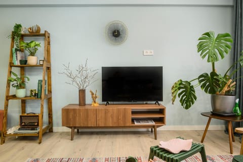 TV and multimedia, Living room, Seating area, Evening entertainment