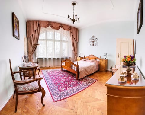 Bed, Seating area