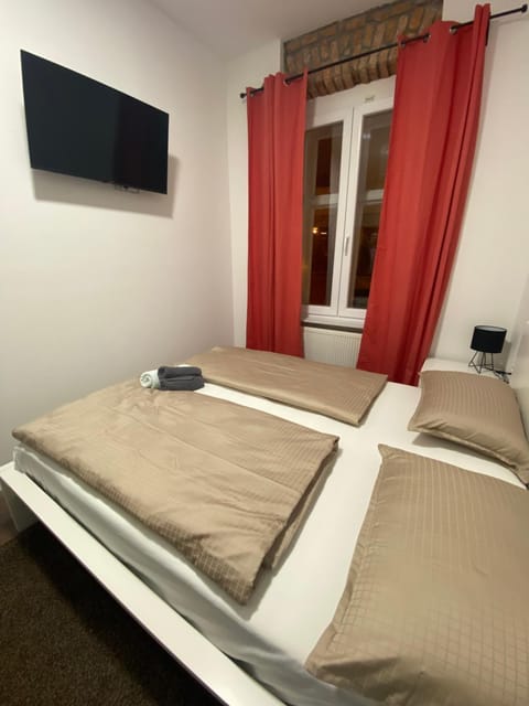 TV and multimedia, Photo of the whole room, Bedroom
