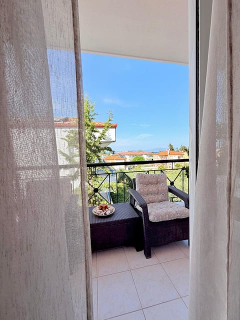 Day, Natural landscape, View (from property/room), Balcony/Terrace, Balcony/Terrace, Seating area, Sea view