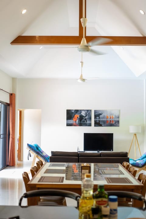 Communal lounge/ TV room, Living room, Seating area, Dining area