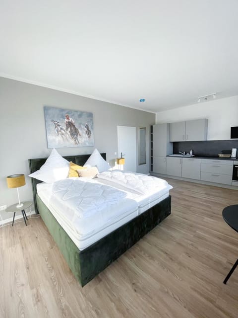 Bed, TV and multimedia, Bedroom