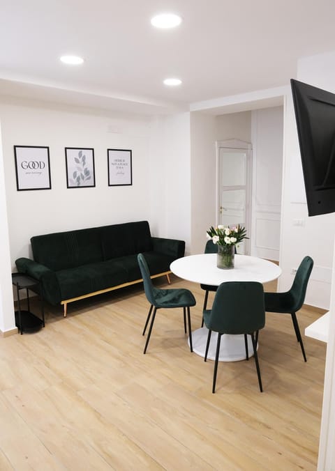 Communal lounge/ TV room, TV and multimedia, Living room, Seating area, Dining area