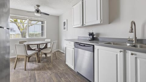 Landing Modern Apartment with Amazing Amenities (ID1274X054) Apartment in Vancouver