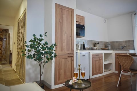 Kitchen or kitchenette, Dining area, stove