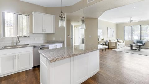 Landing Modern Apartment with Amazing Amenities (ID1249X749) Apartment in Gilbert