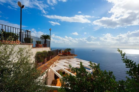 Property building, Sea view, Swimming pool