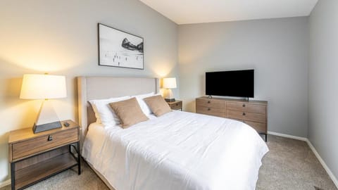 Landing Modern Apartment with Amazing Amenities (ID8228X10) Apartment in Valley Park