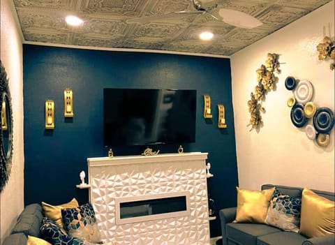 Communal lounge/ TV room, TV and multimedia, Living room, Seating area, Evening entertainment