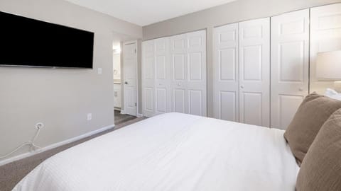 Landing Modern Apartment with Amazing Amenities (ID9984X98) Apartment in Smyrna
