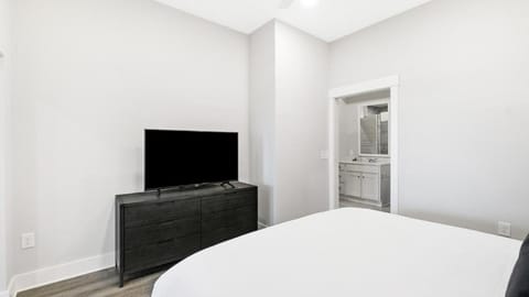 Landing Modern Apartment with Amazing Amenities (ID5549X82) Apartment in Brentwood