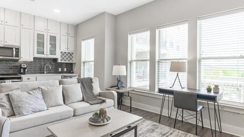 Landing Modern Apartment with Amazing Amenities (ID5549X82) Apartment in Brentwood