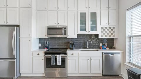 Landing Modern Apartment with Amazing Amenities (ID5549X82) Apartment in Brentwood