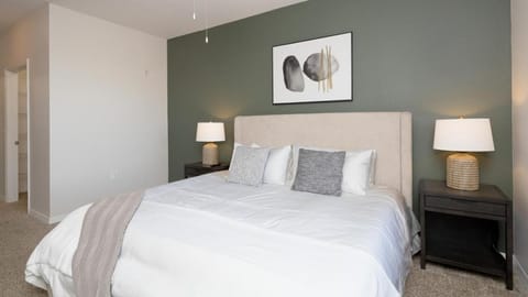 Landing Modern Apartment with Amazing Amenities (ID6616X72) Apartment in Town N Country