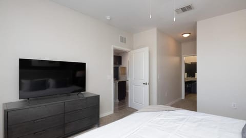 Landing Modern Apartment with Amazing Amenities (ID6616X72) Apartment in Town N Country