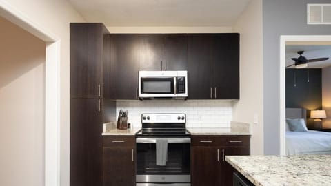 Landing Modern Apartment with Amazing Amenities (ID6616X72) Apartment in Town N Country