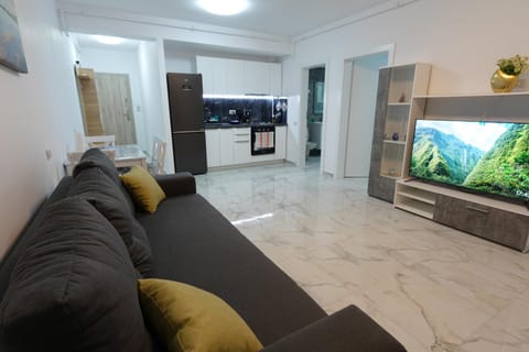 Communal lounge/ TV room, TV and multimedia, Living room, Seating area, Evening entertainment