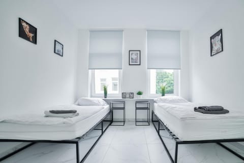 Bed, TV and multimedia, Living room, Photo of the whole room, Bedroom, towels