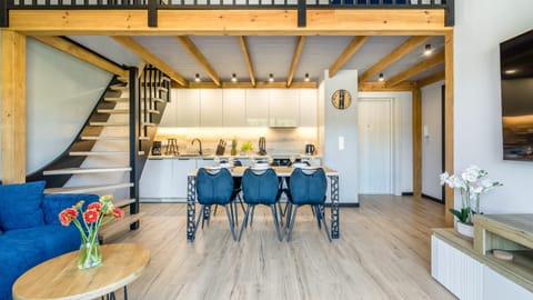 Kitchen or kitchenette, Living room, Seating area, Dining area