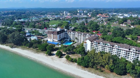Property building, Natural landscape, Bird's eye view, Beach, Pool view, Sea view, Swimming pool