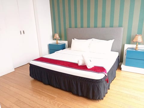 Bed, Photo of the whole room, Bedroom, towels