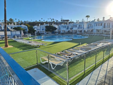 Day, Pool view, Swimming pool, sunbed