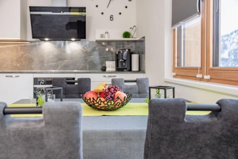 Kitchen or kitchenette, Seating area