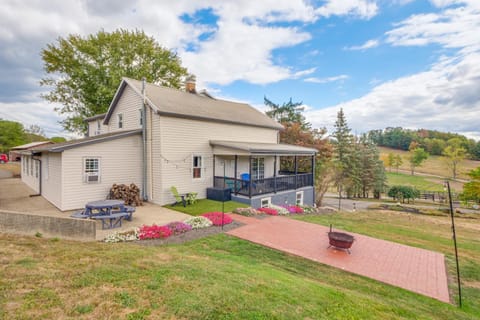 Meet Country Animals! Farmyard Stays Dundee Home House in Ohio