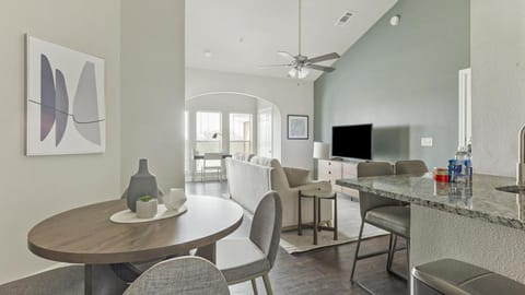 Landing Modern Apartment with Amazing Amenities (ID1272X140) Apartment in Rosenberg