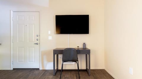 Landing Modern Apartment with Amazing Amenities (ID8149X26) Apartment in Avondale