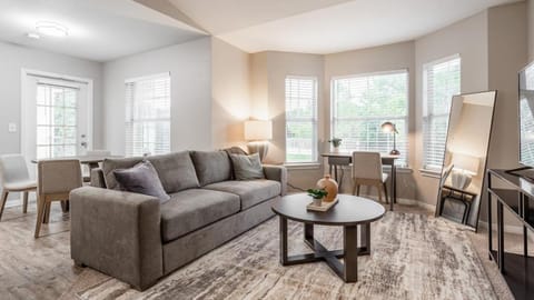 Landing Modern Apartment with Amazing Amenities (ID7806X48) Apartment in South Congress