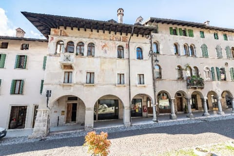 Loft overlooking the old town . Apartment in Feltre
