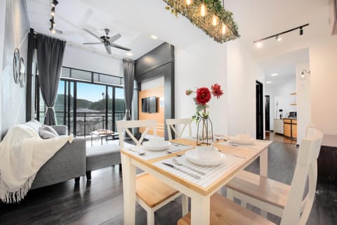 TV and multimedia, Living room, Seating area, Dining area