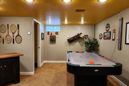 Large Cozy House Near NexusPark Air Hockey House in Columbus