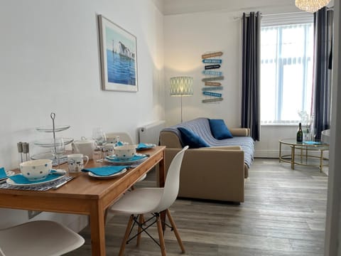 Seating area, Dining area