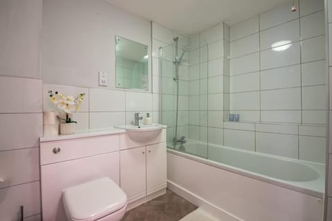 Big discount - long stays, central location Apartment in Reading
