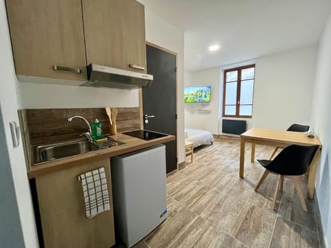 Kitchen or kitchenette, minibar