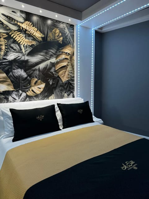 Bed, Photo of the whole room, Decorative detail, Bedroom
