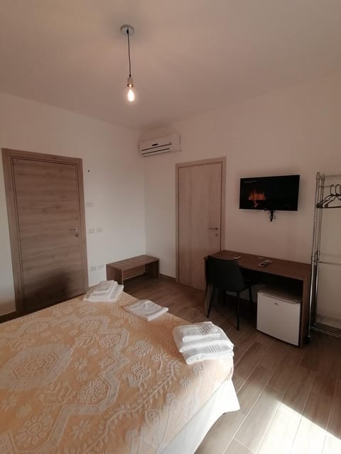 Bed, TV and multimedia, Photo of the whole room, Seating area, Bedroom, towels, wardrobe, air conditioner