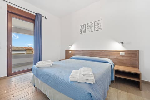 Bed, View (from property/room), Photo of the whole room, Decorative detail, Bedroom, furniture, towels