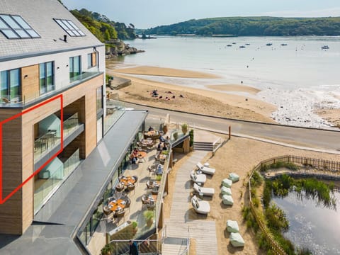 Property building, Beach, Location