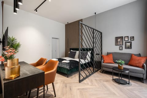 Bed, Living room, Photo of the whole room, Seating area, Dining area, Bedroom, furniture, internet